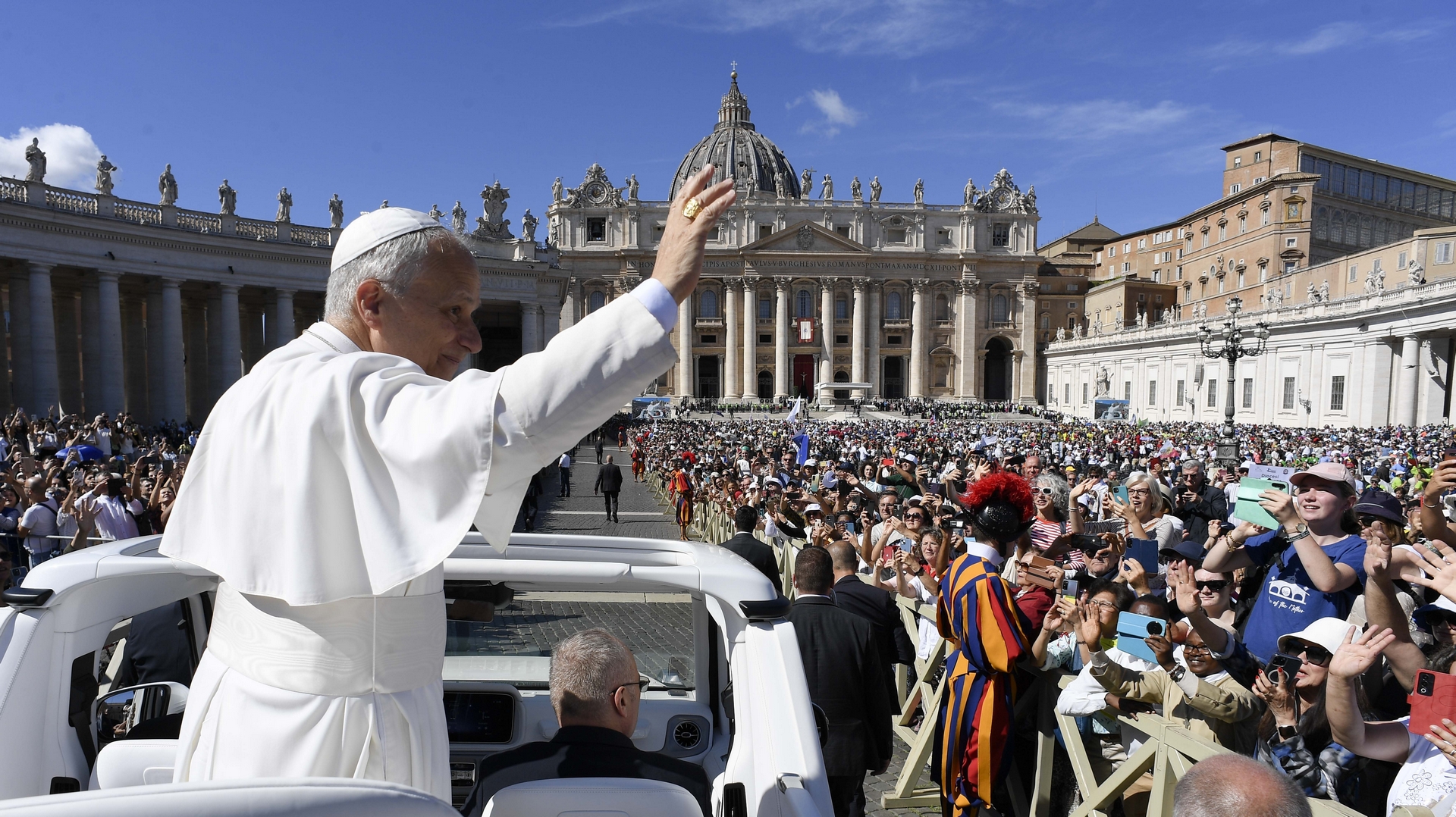 Le pape Léon XIV bénit la foule place Saint-Pierre | © Vatican Media