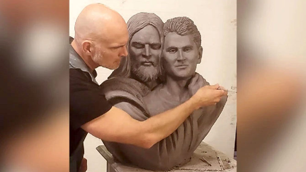 Le sculpteur Timothy Schmalz tarvaille sur la statue de Jésus tenant Charlie Kirk dans ses bras | © Université Ave Maria