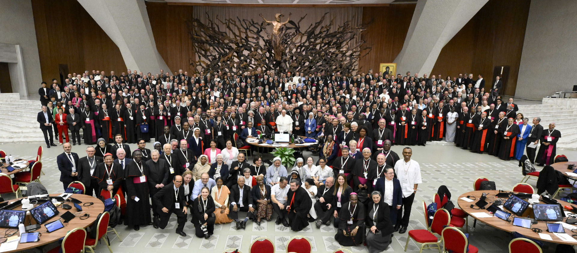 Photo souvenir de la clôture du Synode sur la synodalité, avec le pape François, 27 octobre 2024 © Vatican Media
