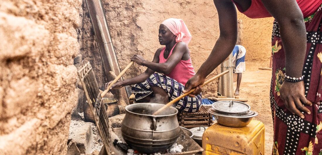 Plus de deux millions de personnes ont été déplacées à l'intérieur du Burkina Faso par les violences djihadistes | photo: femmes dans un camp de réfugiés © AED/ACN