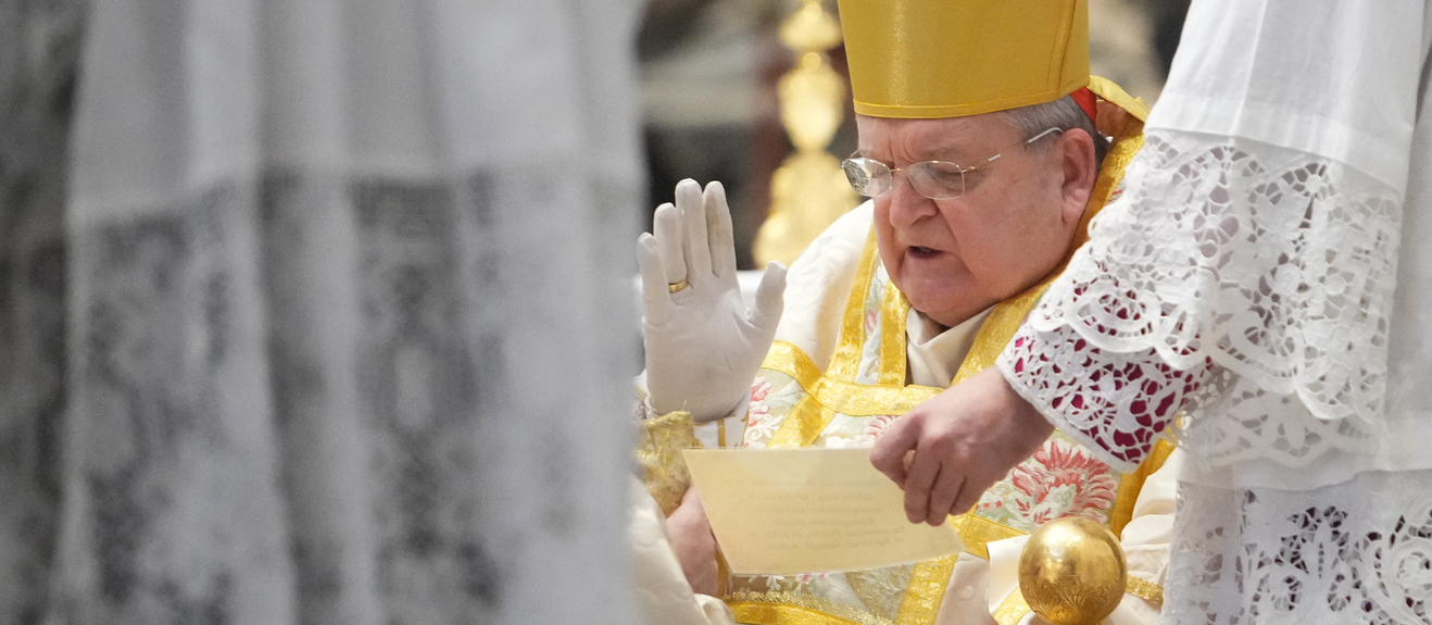 Le cardinal Leo Burk a présidé, le 25 octobre 2025, une messe en rite "extraordinaire" dans la basilique St-Pierre | © AP Alessandra Tarantino/Keystone