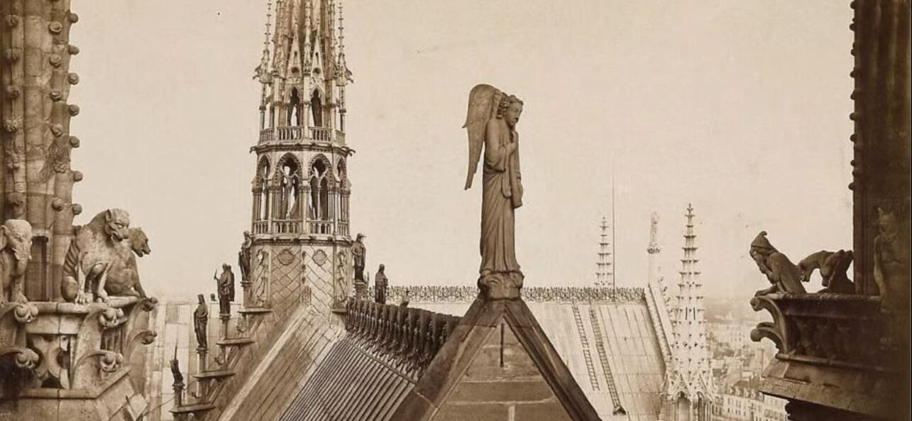 Mgr Jean de Meulan (1283-1363) a été chanoine du chapitre de Notre-Dame de Paris | photo: la flèche de Notre-Dame de Paris au 19e siècle / domaine public