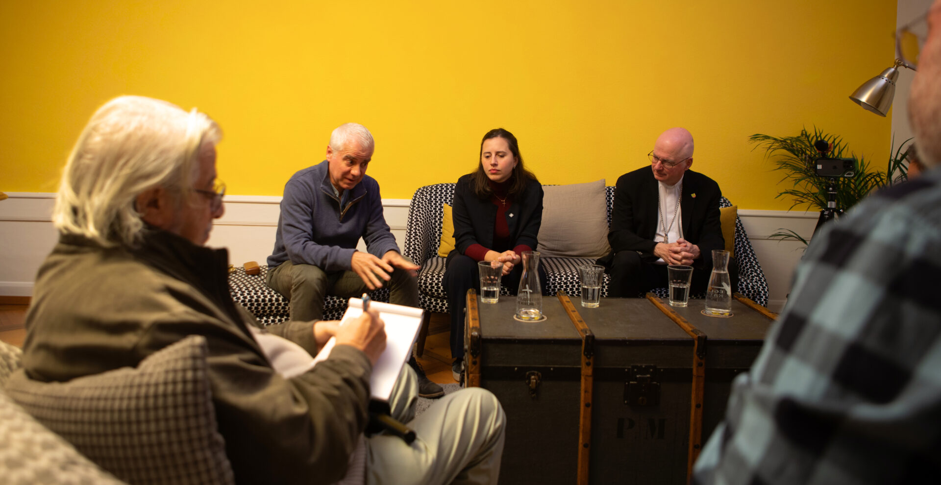 (de g. à d.) Le théologien Philippe Becquart, l'agente pastorale Aurelia Dénervaud-Pellizzari et Mgr Charles Morerod ont répondu aux questions des journalistes, le 3 octobre 2025 à l'évêché de Fribourg | © Joao Carita / Eglise catholique Fribourg
