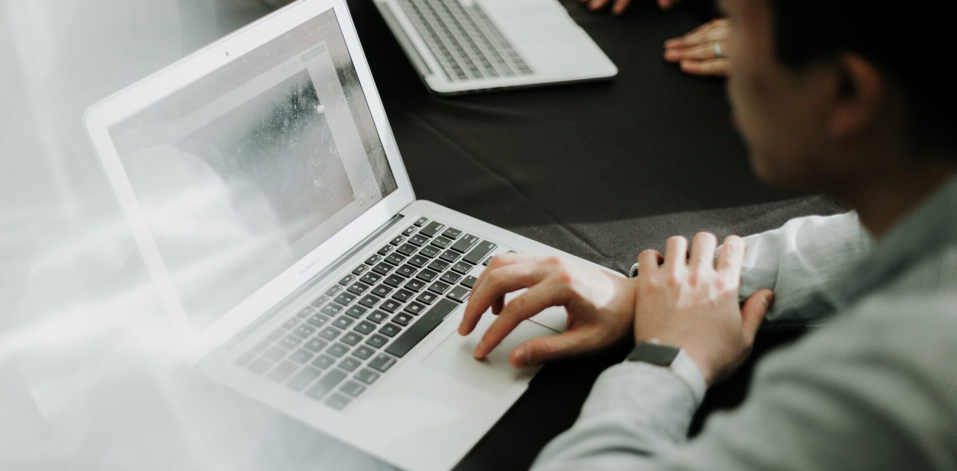 Le pape Léon XIV a appelé à une éducation au numérique pour les jeunes | © Priscilla Du Preez/Unsplash