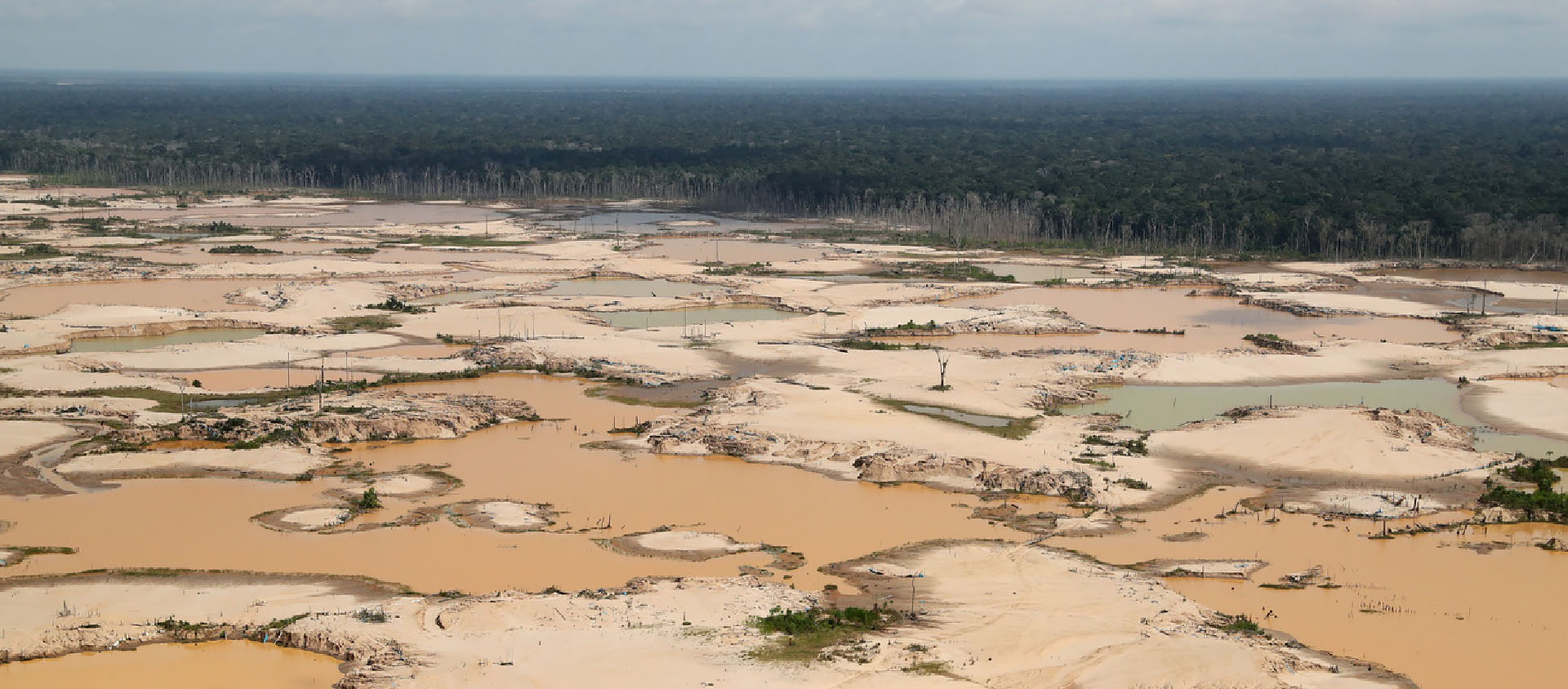 Vue aérienne d'une zone déboisée de la forêt amazonienne péruvienne causée par l'exploitation minière illégale, dans le département de Madre de Dios, au Pérou, en 2019 | © Keystone/Guadalupe Pardo
