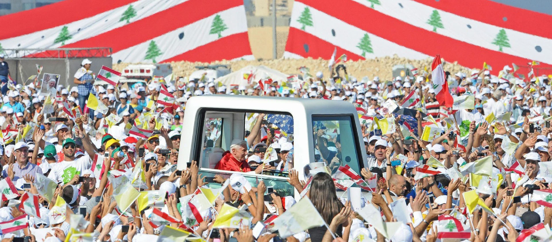 Le pape Benoît XVI à son arrivée sur le front de mer à Beyrouth pour célébrer une messe en plein air le 16 septembre 2012. Le pape en est à son dernier jour d'une visite de trois jours au Liban | © Keystone/EPA/Ciro Fusco