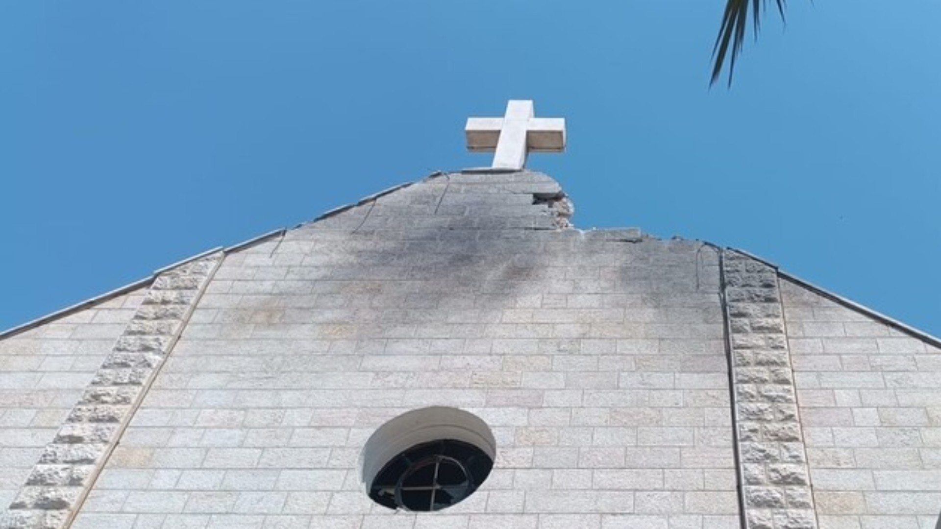 Bombardement israélien de l'église de la Sainte Famille à Gaza |  PLJ 