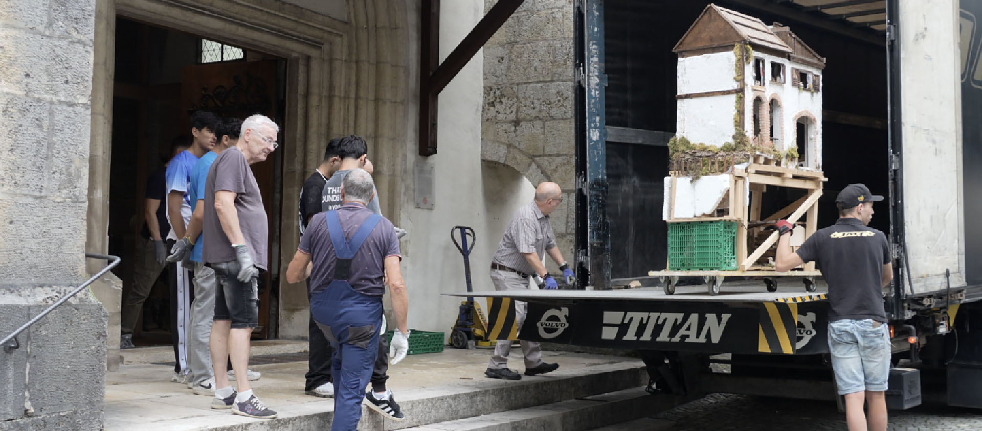 Les bénévoles impatients ont aidé à installer la crèche | © Com. Jura Pastoral