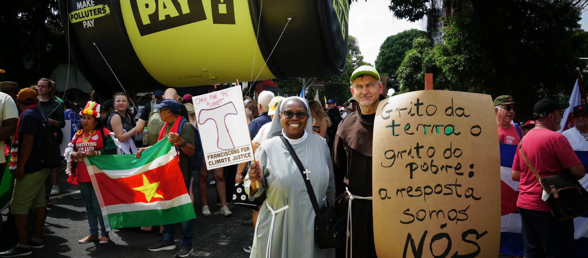 Signe de la présence de L'Eglise à la COP30, les franciscains, ici Sr Andrea et Fr. João Gutemberg Coelho, ont participé à la marche du climat, le 15 novembre | © Jean-Claude Gerez