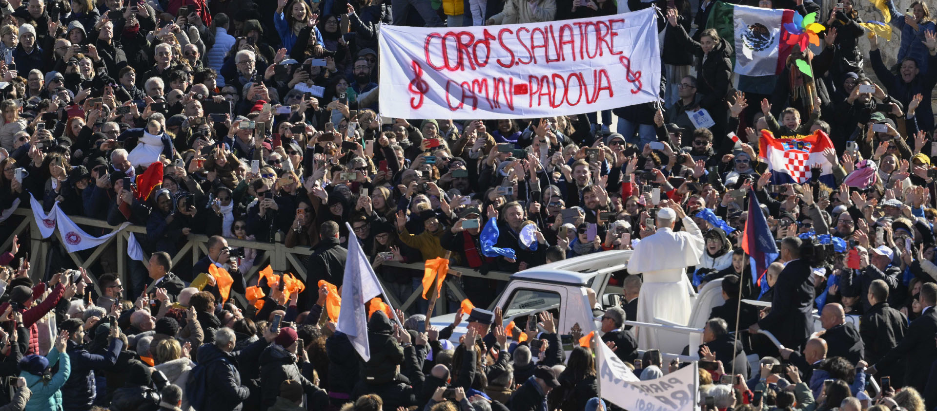 «Soyez capables de toujours faire participer le peuple de Dieu, sans céder à la tentation de l’exhibition", a lancé le pape au 40'000 pèlerins venus à l'occasion de  ce jubilé| © Vatican media