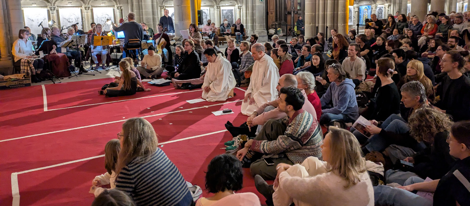 Frère Matthew, prieur de Taizé, et Frère Raymon ont prié dans la cathédrale de Lausanne, le 9 novembre 2025 | © Geneviève de Simone-Cornet