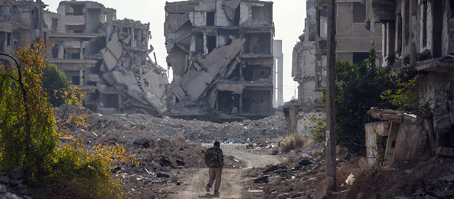 La Syrie a subi d'immenses destructions, ici à Harasta non loin de Damas, qui ont entraîné une pauvreté généralisée, des dommages aux infrastructures et un effondrement des services | © Keystone/DPA/M. Atrash