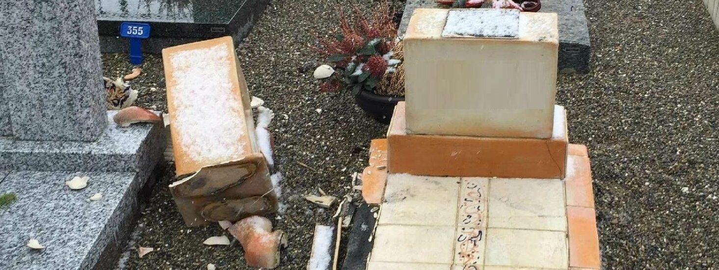 Le Valais assiste depuis quelque temps à une multiplication des déprédations dans les églises et cimetières | photo d'illustration: dégâts dans le cimetière de Villaz-St-Pierre (FR) en 2015 © Police cantonale fribourgeoise