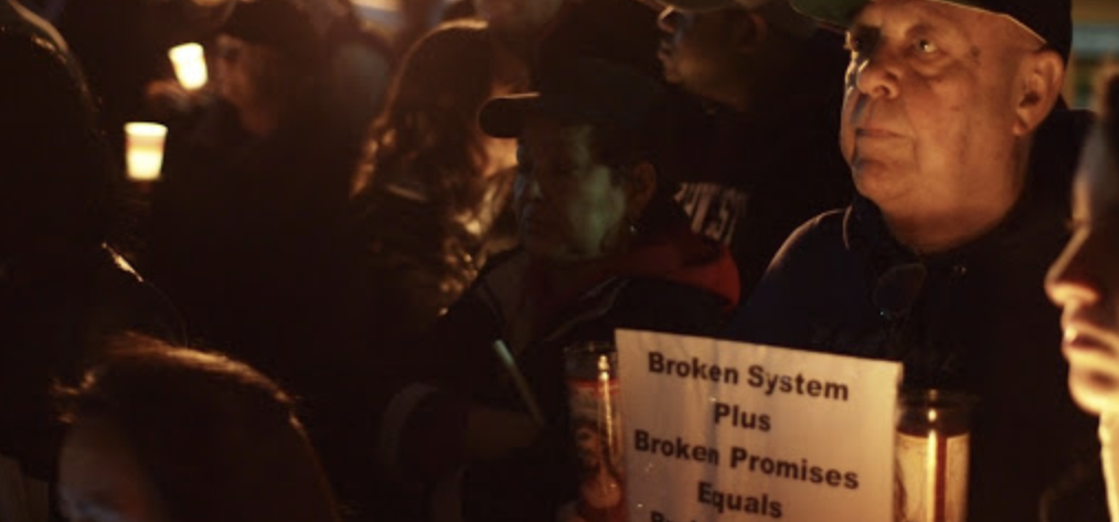 Une prière silencieuse pour les migrants devant le centre de détention de Broadview (Illinois) | photo prise en 2010 © https://opensiddur.org