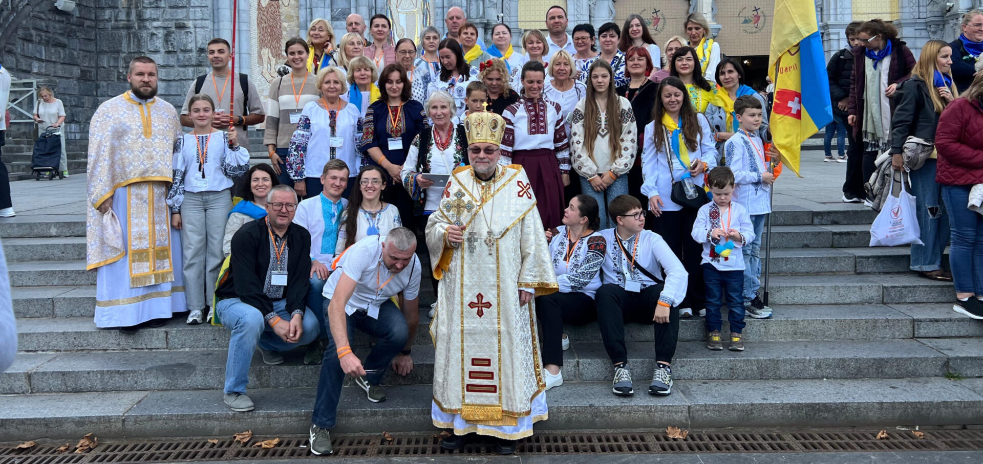 La communauté catholique ukrainienne de Lausanne en pèlerinage à Lourdes, tout à gauche, son responsable, le Père Taras Ovsianyk | © DR