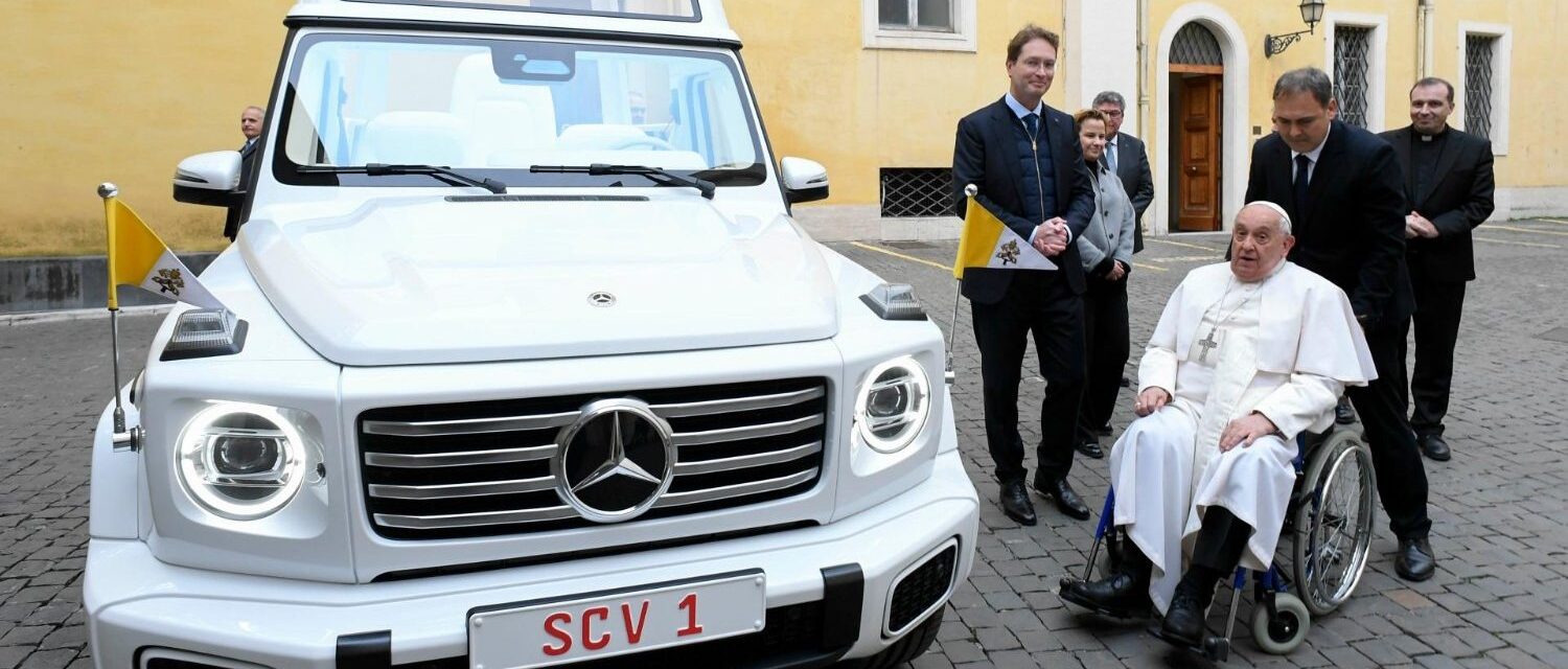 Le pape François devant une papamobile en 2024 | © Vatican Media