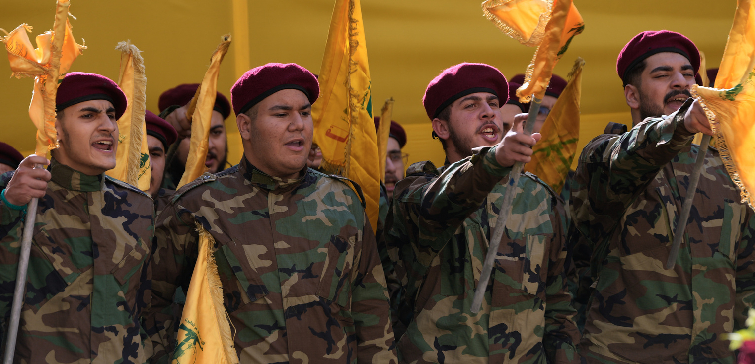 Combattants du Hezbollah | © AP Photo/Hussein Malla/Keystone