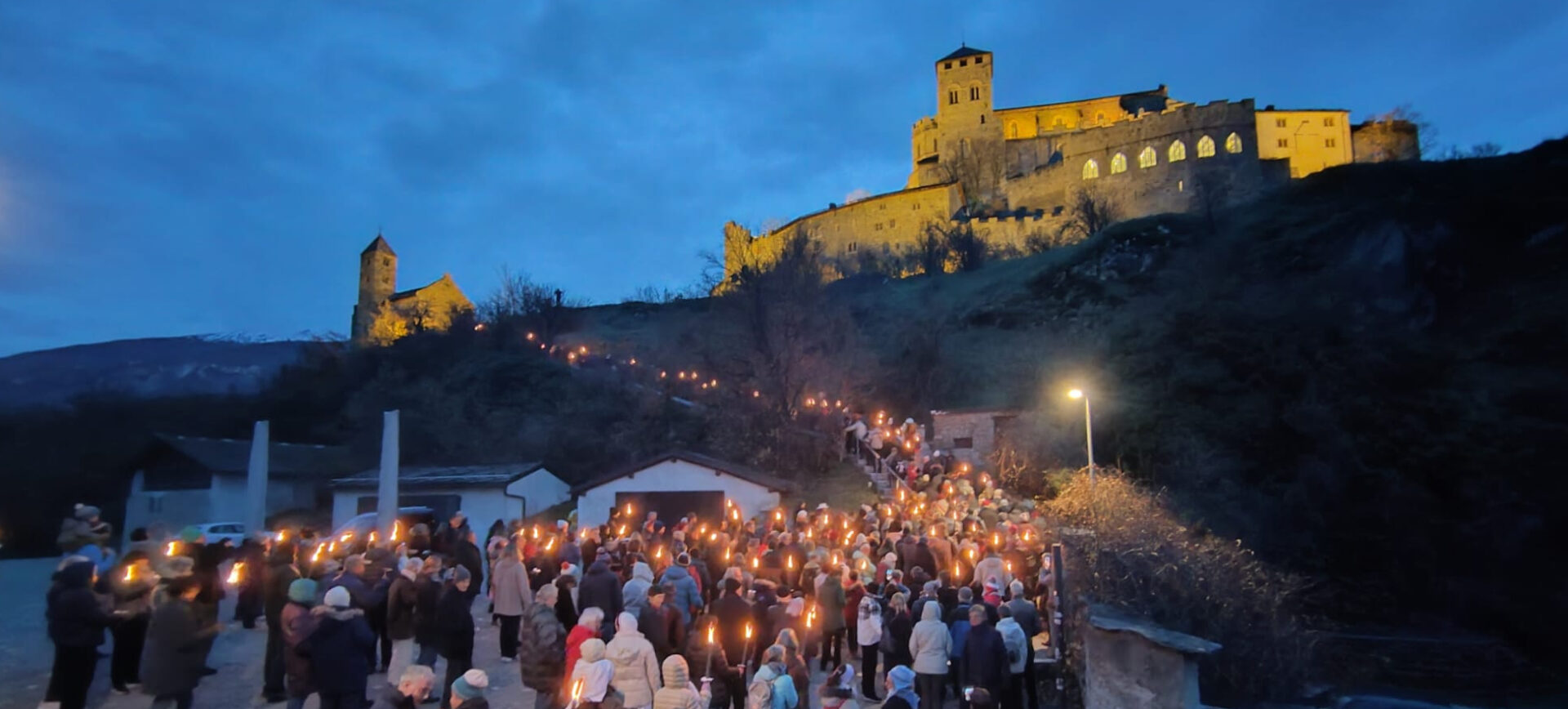 Le pèlerinage jubilaire du diocèse de Sion a mené plus de 400 personnes entre la cathédrale de Sion et la basilique de Valère | © diocèse de Sion