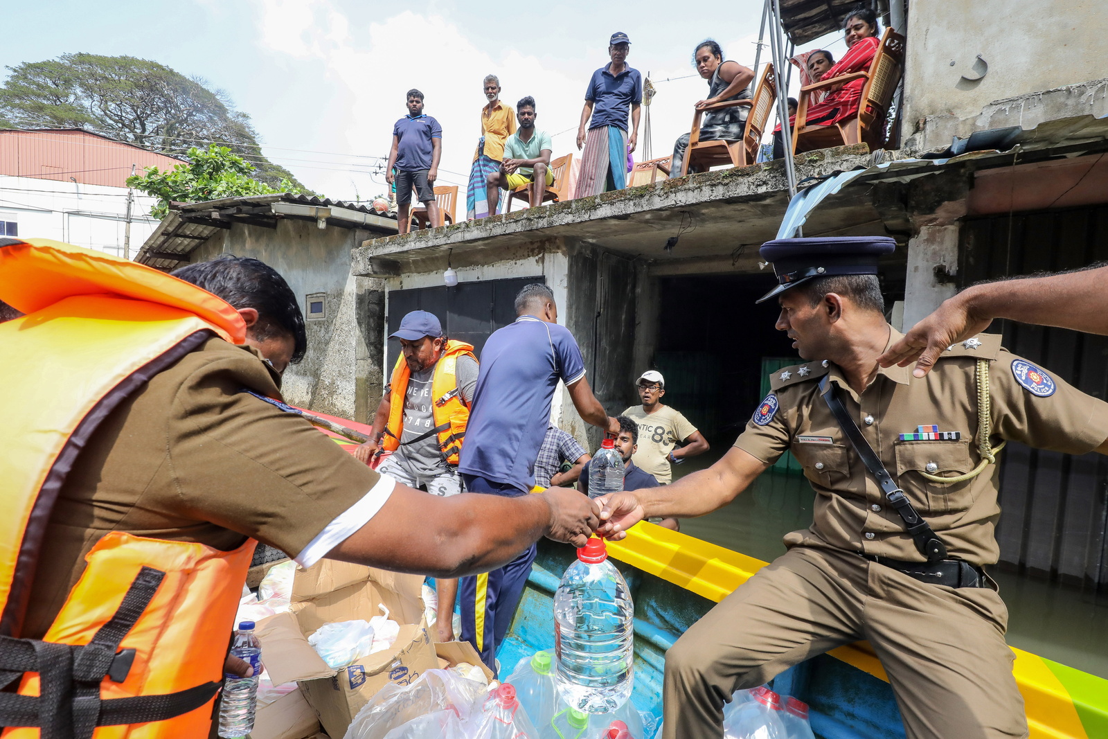 Distribution d'eau par les secouristes au Sri Lanka, après les inondations, 2 décembre 2025 | © Keystone/EPA/Chalima Karunarathne