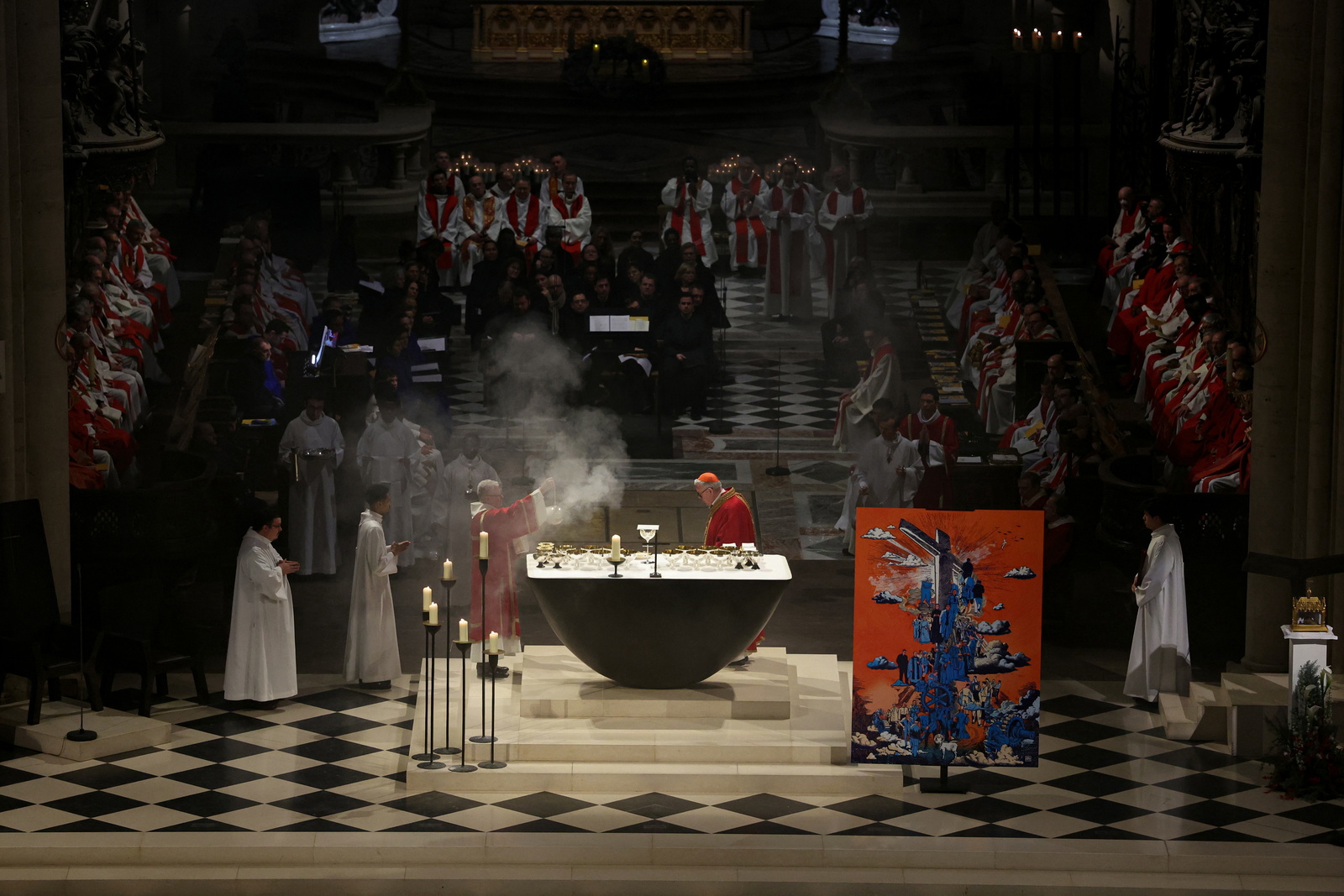 Encensement de l'autel de la cathédrale Notre-Dame de Paris, à côté de l’œuvre du plasticien Nicolas de Palmaert,  exposée lors de la messe de béatification des 50 martyrs français. 13 décembre 2025. | © Keystone / PA /ALAIN JOCARD / POOL
