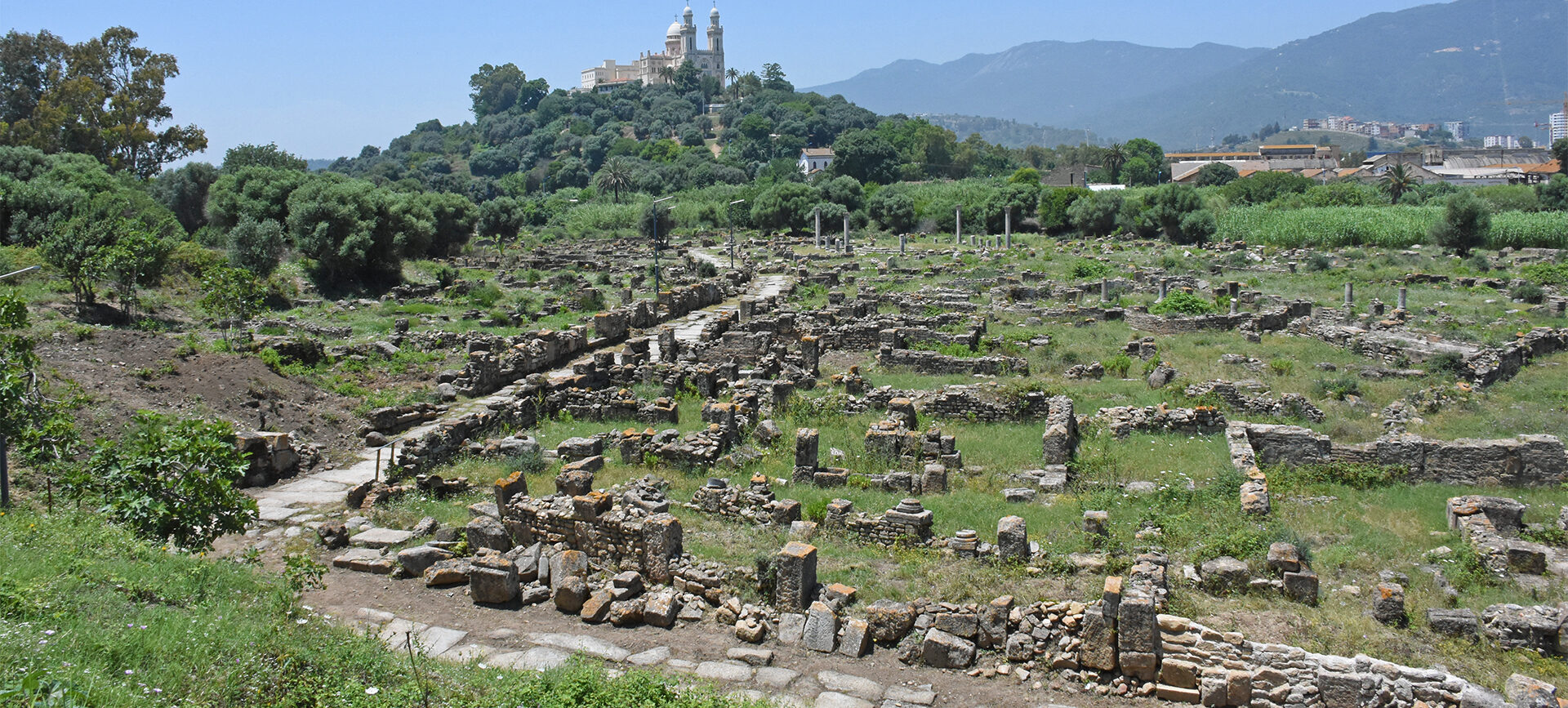 Le site archéologique d'Annaba, en Algérie. À l'arrière-plan: la basilique Saint-Augustin d'Hippone | © Grégory Roth