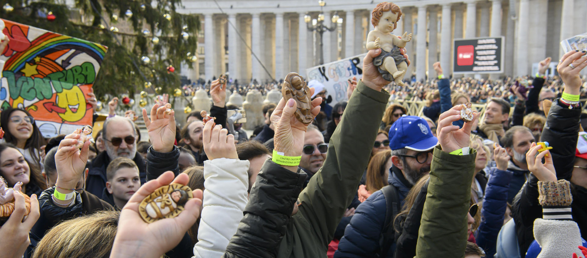 Selon une vieille tradition, à la fin de l’Angélus, le pape a béni les santons représentant l’Enfant-Jésus qu’avaient apportés des enfants du diocèse de Rome | © Vatican Media
