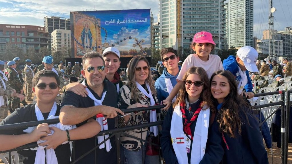 Elie et sa famille dans l’assemblée de la messe de Léon XIV à Beyrouth, Liban © Hugues Lefèvre / I.MEDIA