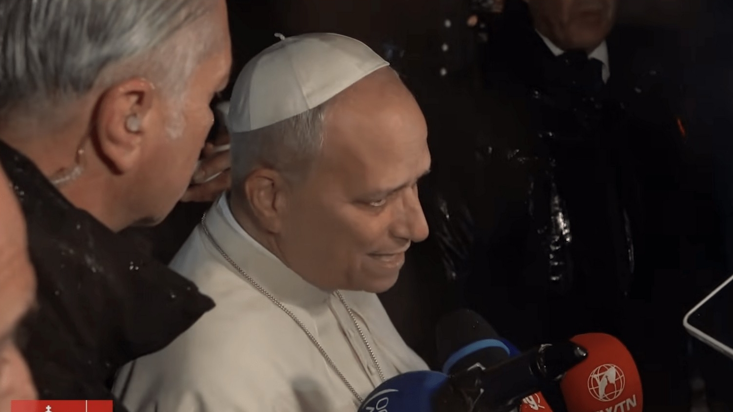 Le pape Léon XIV répond aux journalistes à Castelgandolfo | capture d'écran Vatican Media