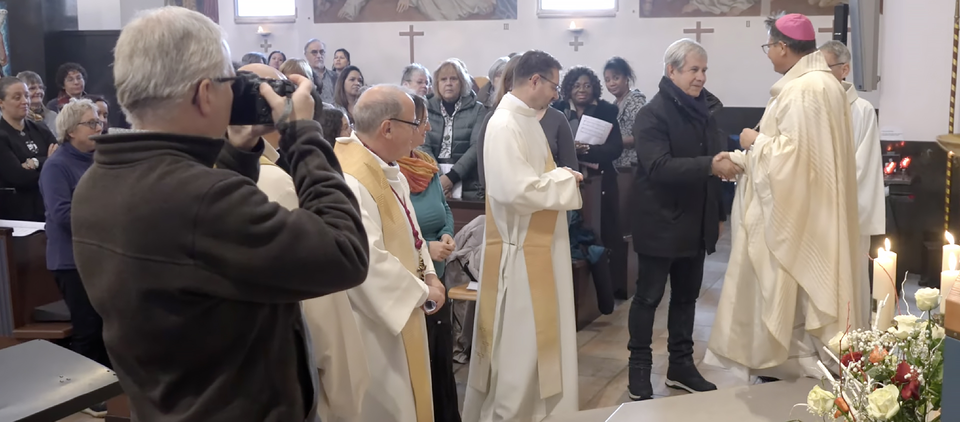 Mgr Felix Gmür salue les futurs déservants de l'espace Pierre-Pertuis qu'il vient d'envoyer en mission | © J.C. Boillat