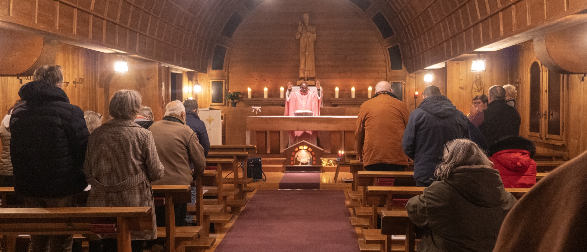 Une ambiance pleine de chaleur dans la chapelle des Verrières | © Maurice Page