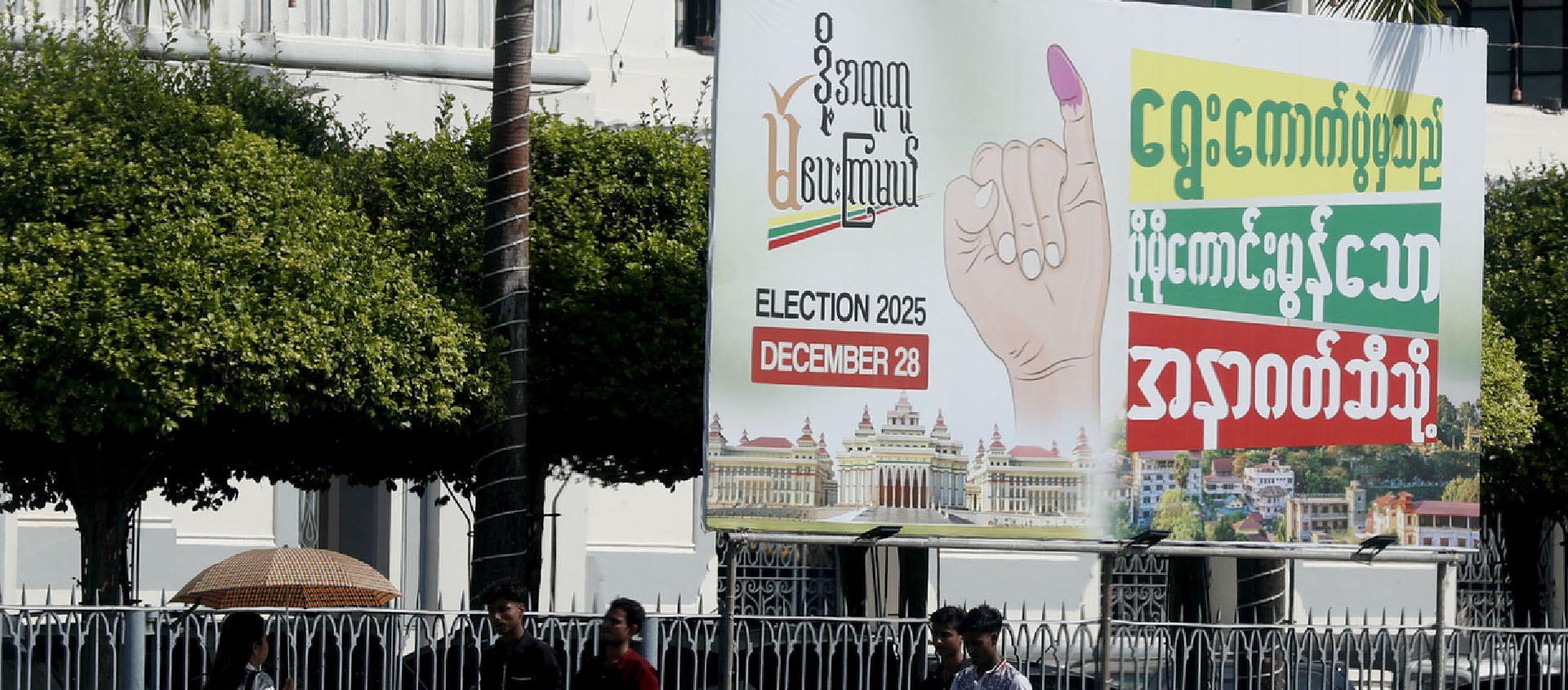 Une affiche électorale à Yangon, en Birmanie, le 10 décembre 2025. Des militants birmans ont appelé la population à participer à une «grève silencieuse"  dans tout le pays afin de rejeter les projets électoraux de la junte militaire | © Keystone/EPA/Nyein Chan Naing