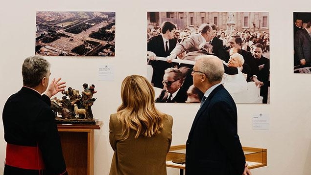 Giorgia Meeloni devant une photo de l'attentat contre Jean Paul II le 13 mai 1981 Place Saint-Pierre | governo.it