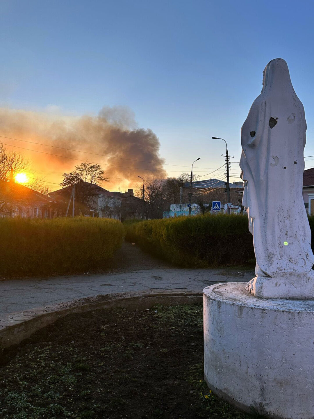 Le pape Léon XIV s'est élevé contre la justification religieuse des guerres | photo: statue de la Vierge sur fond de bombardement à Kherson (Ukraine) © Misha Romaniv OP