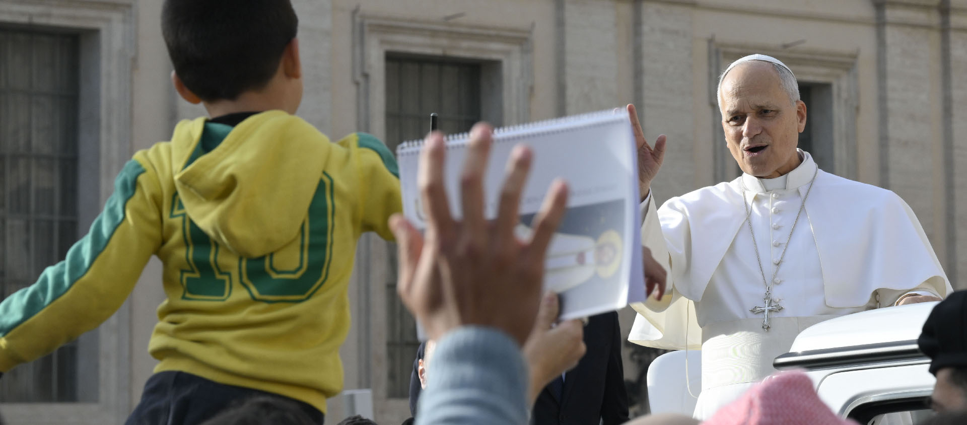 «Nous resterons des pèlerins de l’espoir!», a lancé Léon XIV devant des milliers de personnes rassemblées place Saint-Pierre | © Vatican Media