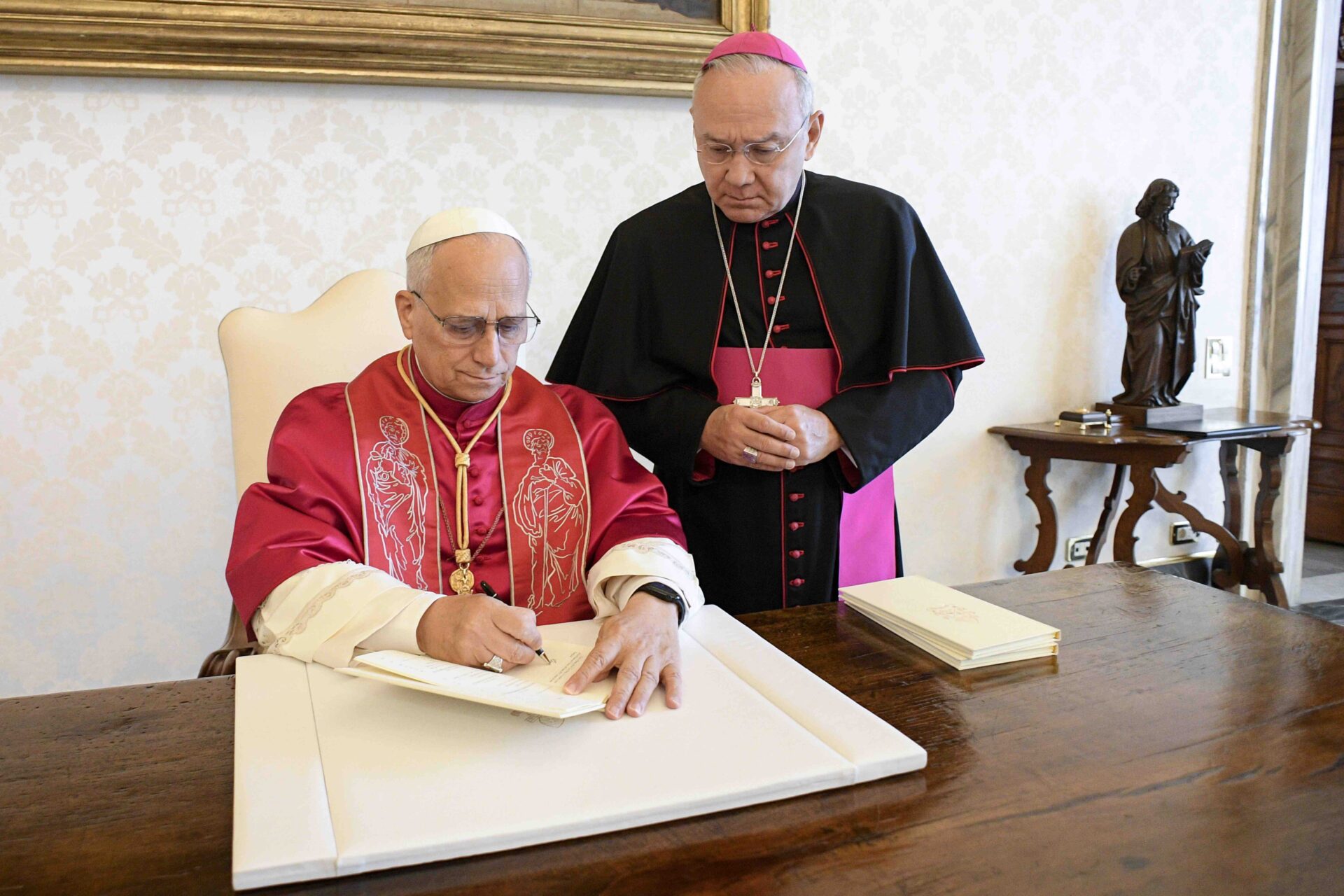 4 octobre 2025: Léon XIV signe l'exhortation apostolique Dilexi te, en présence de Mgr Edgar Peña Parra, dans la bibliothèque privée du Palais apostolique | © Vatican media