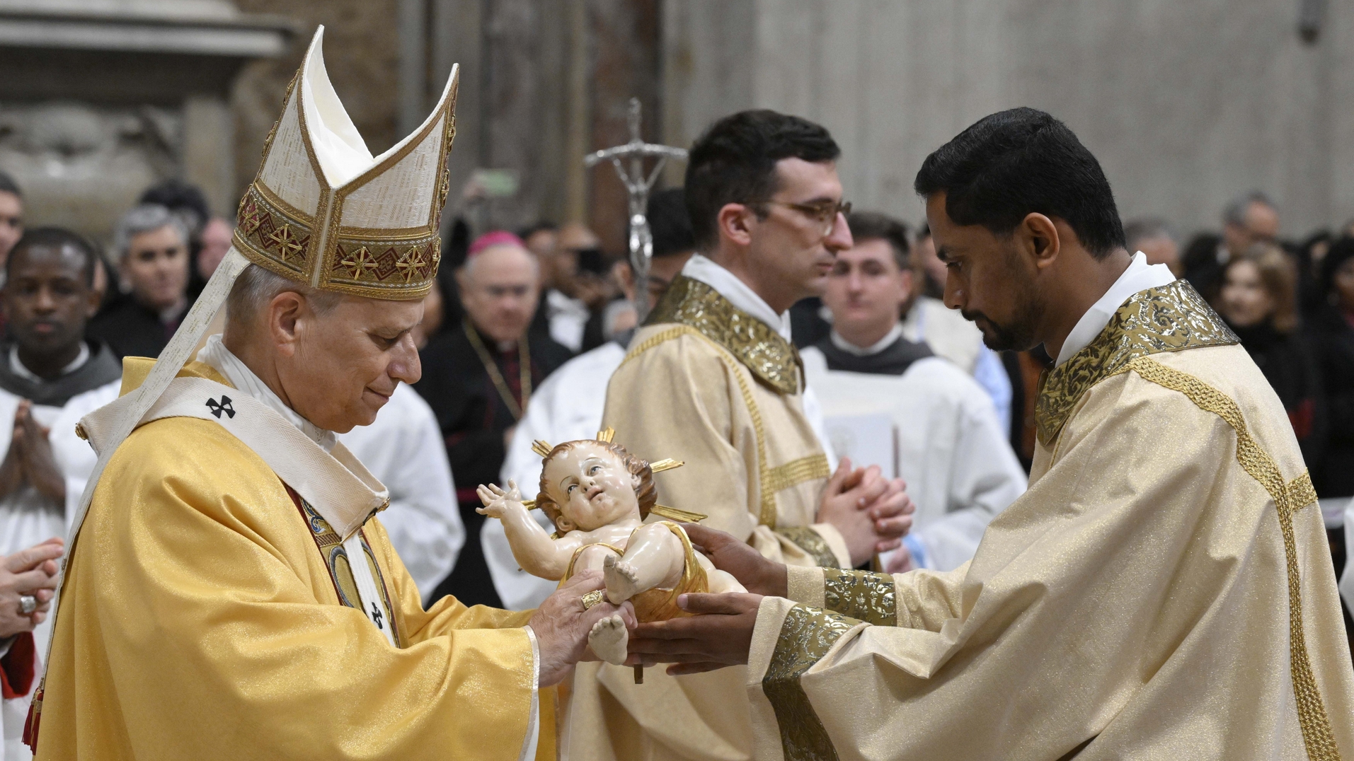 Le pape Léon XIV reçoit l'Enfant Jésus de la crèche | Vatican Media