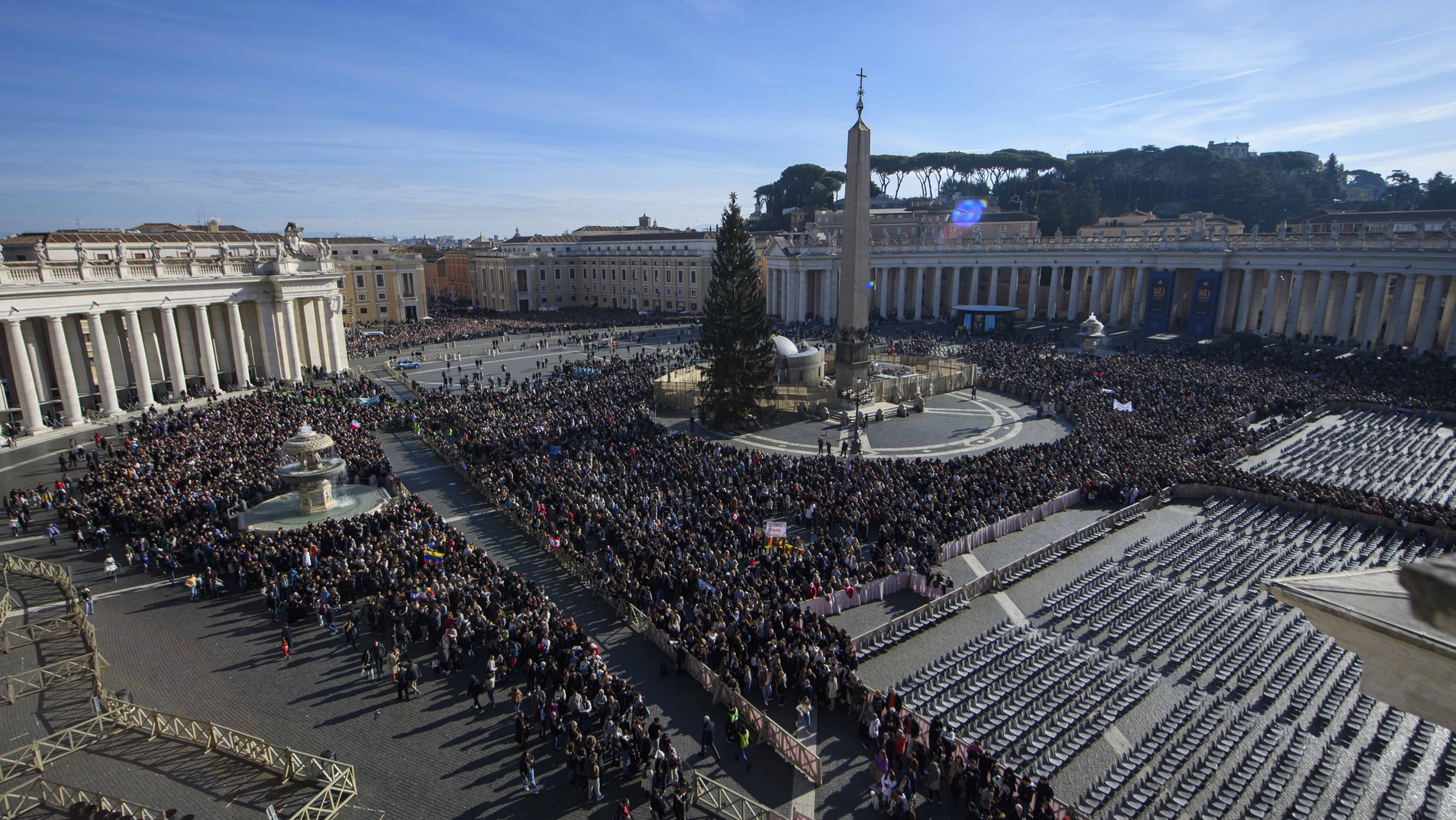 Le sapin et la crèche sur la place Saint-Pierre évoquent la période de Noël | Vatican Media