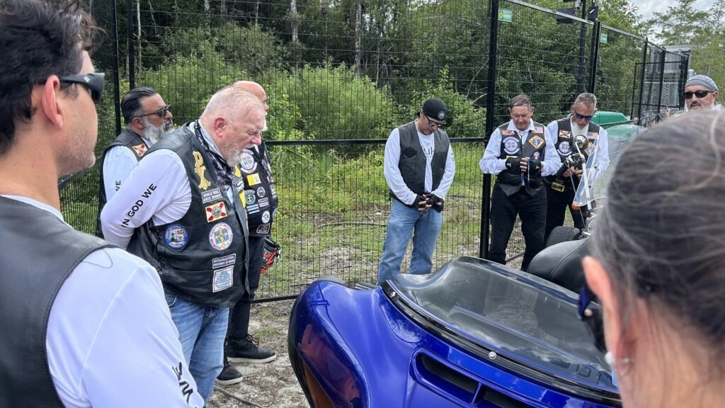 Mgr Thomas Winski, ici priant le rosaire devant un centre de détention pour immigrants, a demandé à l'administration de suspendre la loi sur l'immigration | capture d'écran X.com Thomas