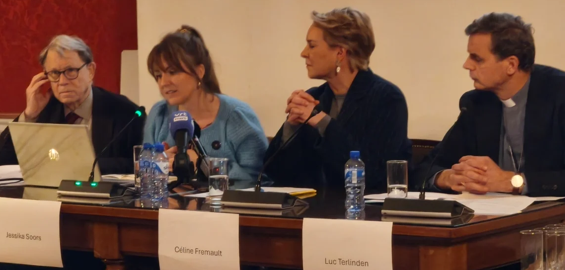 Lors de la présentation du plan, Manu Keirse, Jessika Soors et Mgr Luc Terlinden étaient accompagnés de l’ancienne ministre Céline Fremault (à la droite de l'archevêque sur la photo) | © CathoBel / CH