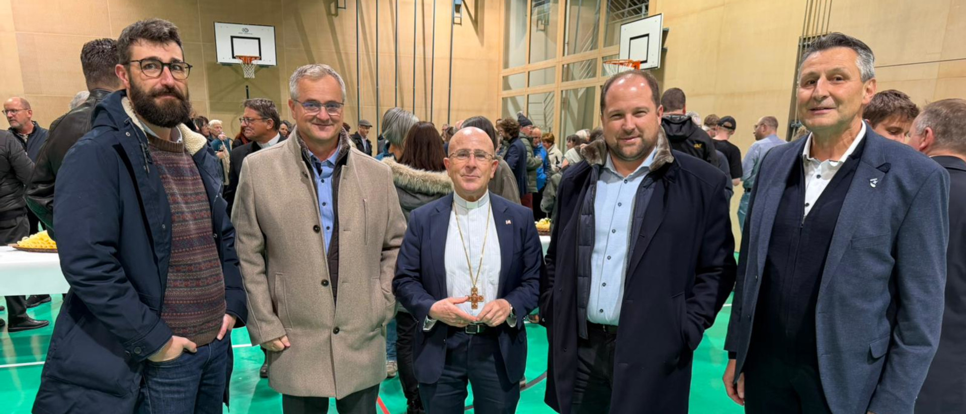Mgr Joseph Bonnemain, évêque de Coire, avec des responsables du village de Blatten (VS), le 1er décembre 2025 | © Paul Martone