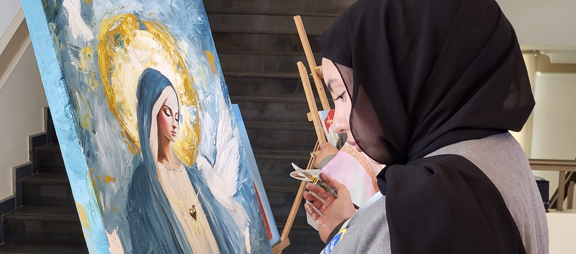 Marie est une figure vénérée dans l'islam | photo: une étudiante d'une école d'art chiite peint la Vierge, Liban, 25 mars 2025 | © Lucienne Bittar