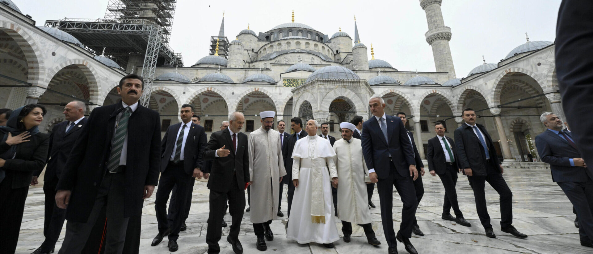 Le pape a-t-il prié, le 29 novembre 2025, lors de sa visite de la Mosquée bleue d'Istanbul? | © Vatican Media