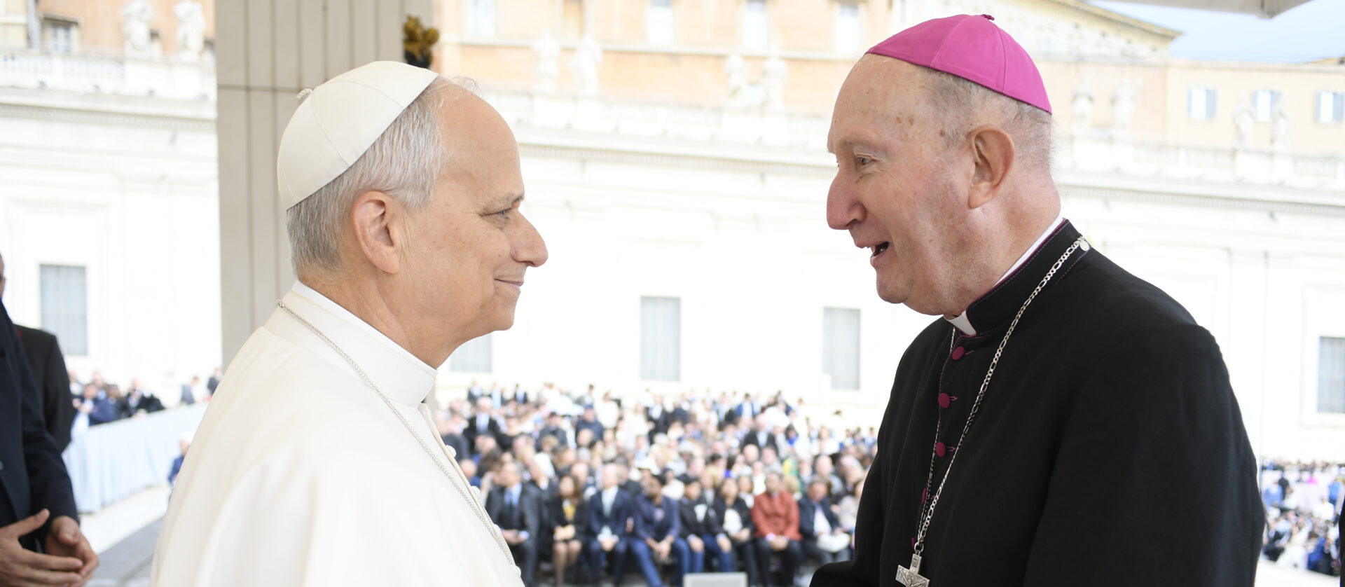 Le pape Léon XIV accueille Mgr Pierre Bürcher, ancien évêque de Reykjavik, le 22 octobre 2025 au Vatican | © Vatican Media