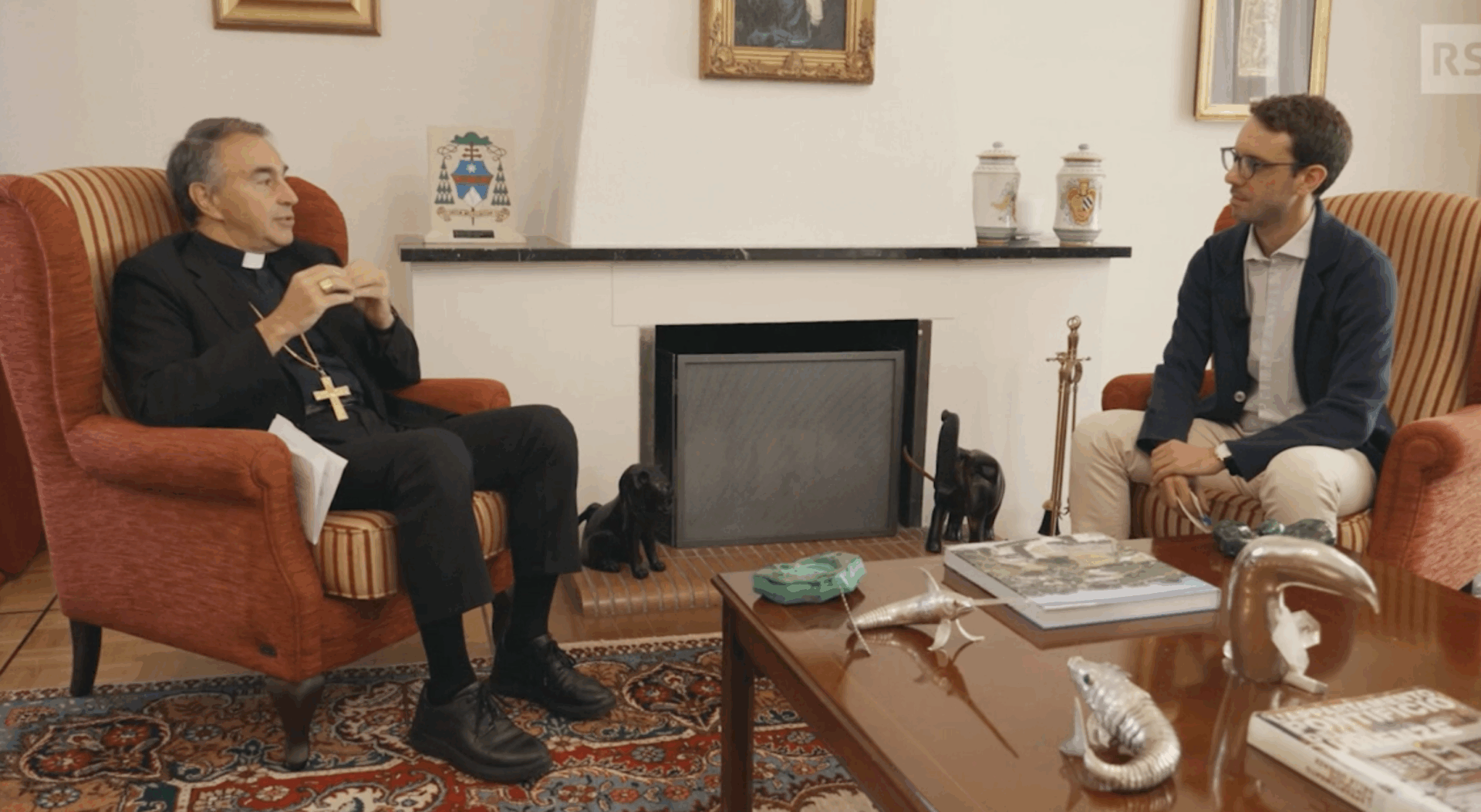 Le journaliste Gioele Anni interviewe l'archevêque italien Ettore Balestrero dans l'émission Strada Regina du 6 septembre 2025 | capture d'écran RSI