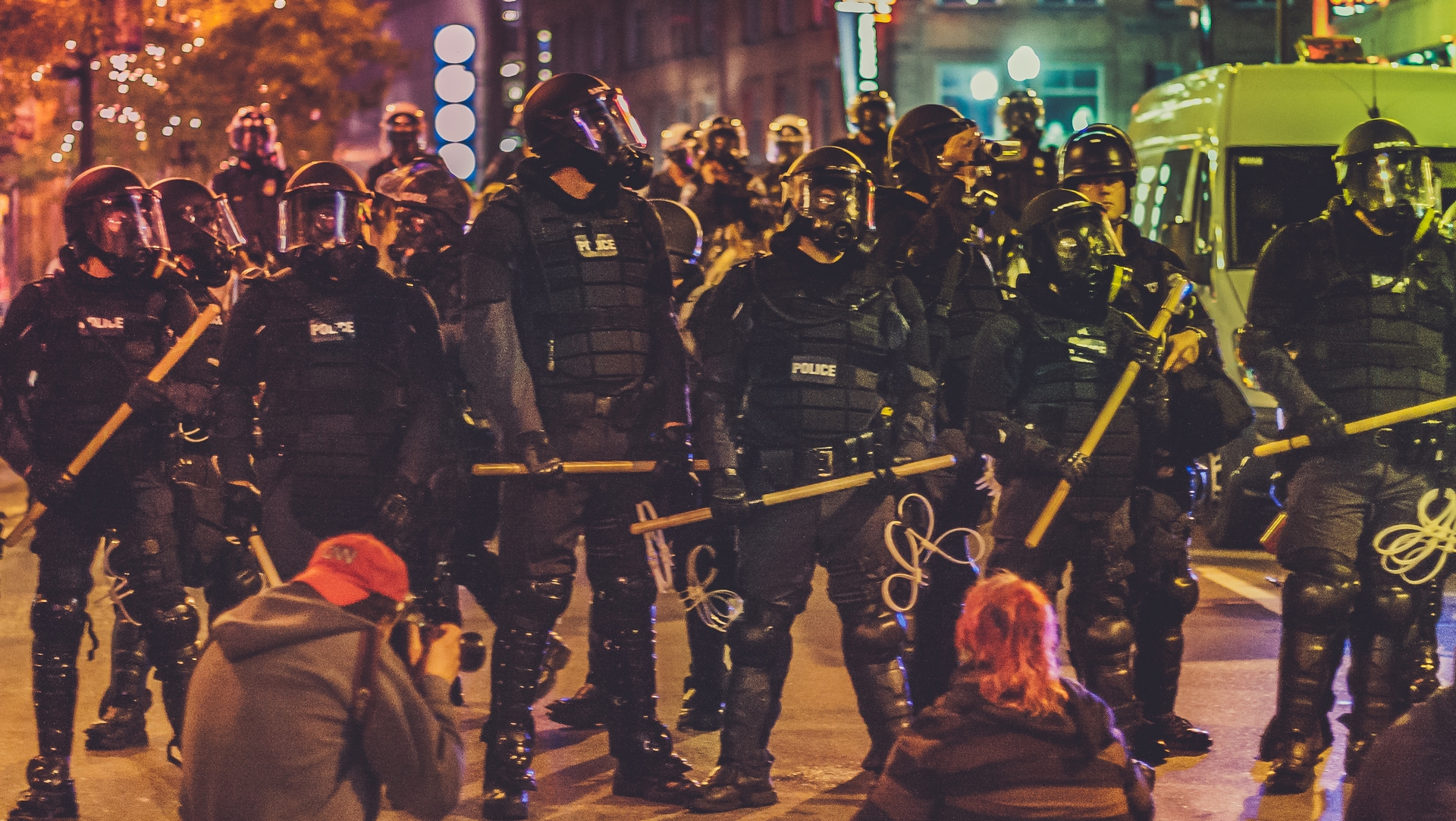Des policiers anti émeuters dans les rue de Minneapolis | wikimedia commons CC BY SA 2.0