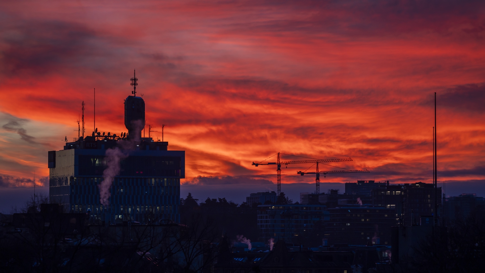 La silhouette de la tour de la Radio Television Suisse, RTS, se détache sur le ciel de Genève  | © KEYSTONE/Salvatore Di Nolfi