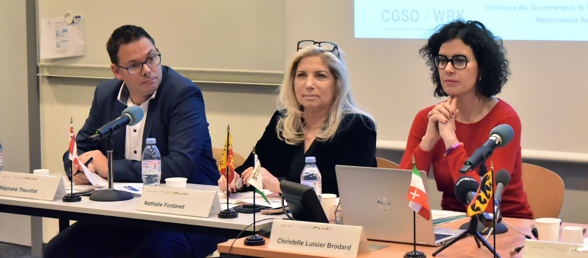 Les représentants de la Conférence des gouvernements de Suisse occidentale, le 26 janvier 2026 à Lausanne: de g. à d. Stéphane Theurillat, Ministre du canton du Jura; Nathalie Fontanet, conseillère d'Etat du canton de Genève; Christelle Luisier Brodard, présidente du Conseil d'Etat du canton de Vaud | © Raphaël Zbinden