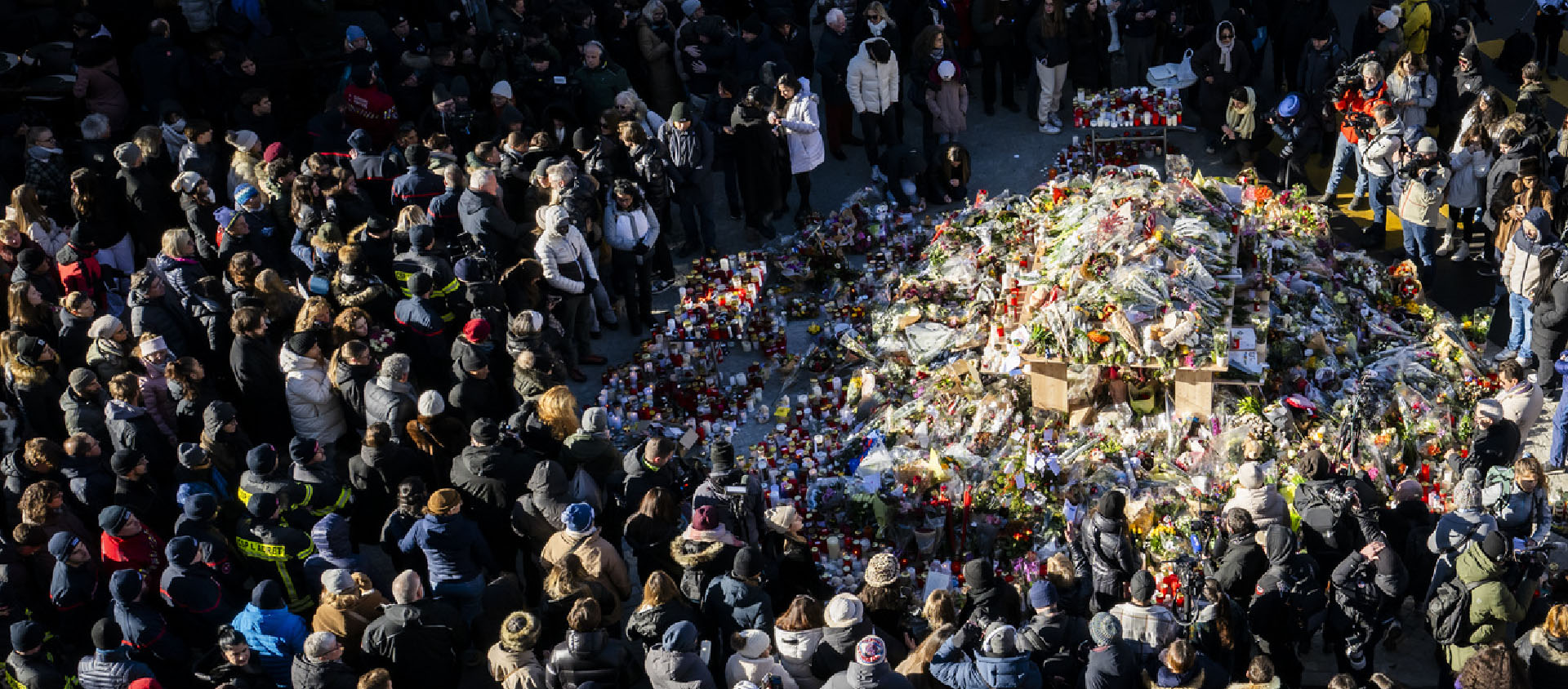 Des personnes en deuil se rassemblent pour rendre hommage aux victimes de l'incendie qui a ravagé le bar-salon «Le Constellation», à Crans-Montana le dimanche 4 janvier 2026 | © Keystone