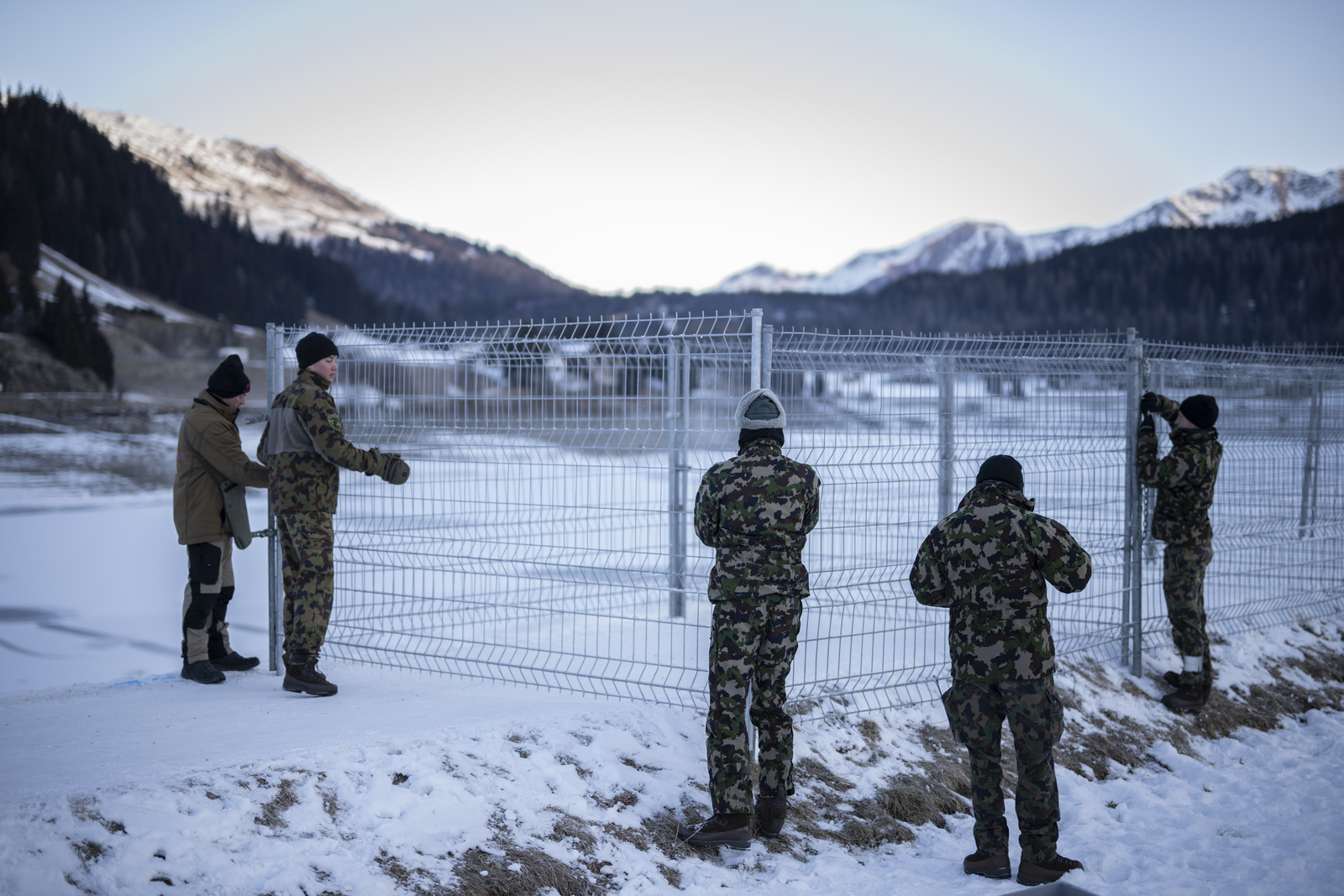 Les mesures de sureté transforme la petite ville de Davos le temps du WEF. Des soldats sécurise l'aérodrome temporaire | © KEYSTONE / Gian Ehrenzeller