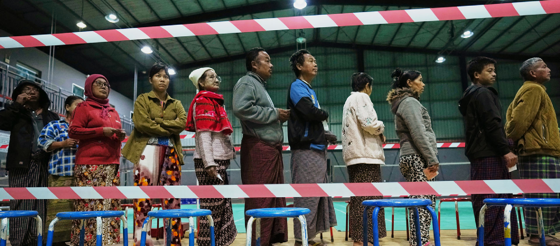A Mandalay, des électeurs birmans attendent de voter lors de la troisième phase du scrutin organisé par la junte militaire | © Keystone
